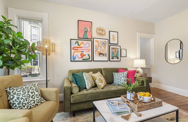 Artful Escape Minutes to Salem, Beach and Train to Boston Private Parking