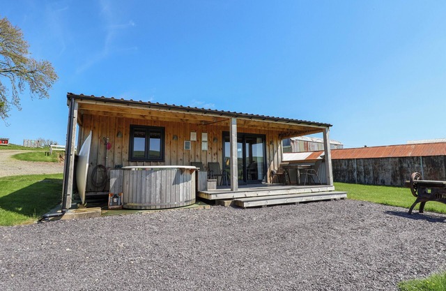 ARTHUR, romantic, country holiday cottage, with hot tub in Cilcain