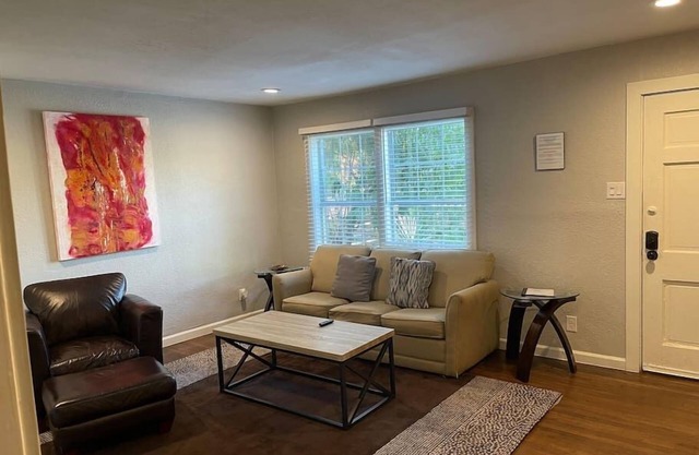 Artist Alcove* Spacious Apartment* Walk 2 Shops!