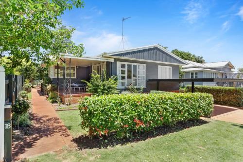 Artist's Cottage - Cosy Home in Quiet Leafy Street
