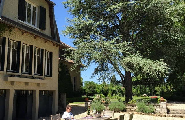 Artist's loft on the banks of the Seine, facing Château Gaillard, large park + rose garden