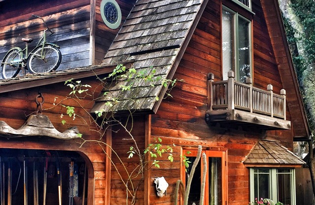 Artist's Treehouse Studio Apartment, 31 nite min.