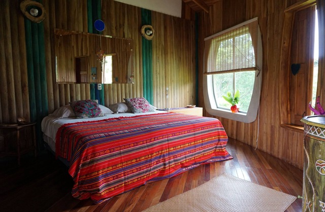Artistic House ; Peaceful place in the Mountains. Close to Miramar, Puntarenas