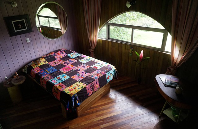 Artistic House ; Peaceful place in the Mountains. Close to Miramar, Puntarenas