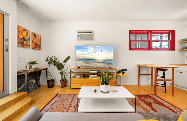 Artistic Venice Beach Canals Studio w/Rooftop & Sauna!
