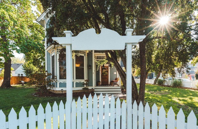 Artsy Downtown Historical House: Steps to Shakespeare