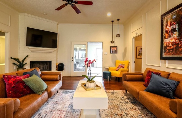 Artsy Retreat 3/2 w/Bonus Room