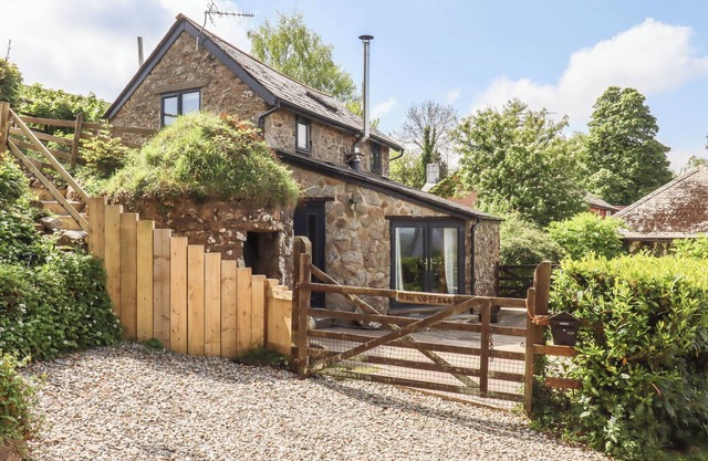 ASH COTTAGE, family friendly, character holiday cottage in Chagford