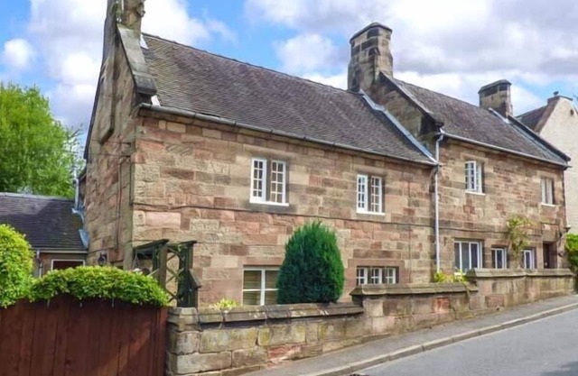 ASH HOUSE, pet friendly, character holiday cottage in Alton