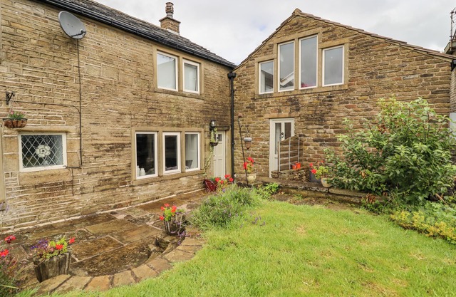 ASH TREE BARN, pet friendly, character holiday cottage in Luddenden