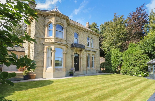ASH VILLA, pet friendly, luxury holiday cottage in Holmfirth