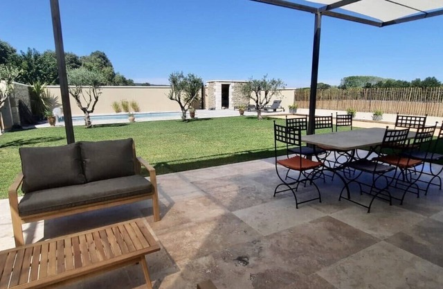At the gates of Uzès, renovated character cottage in large property with swimming pool