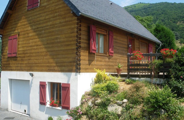 At the foot of the Hautacam massif, wooden chalet for rent