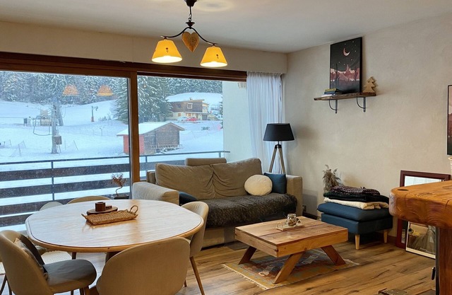 At the foot of the slopes balcony with view and wood-burning stove