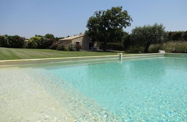 At the foot of Ventoux, between Avignon and Carpentras, air-conditioned gite with swimming pool