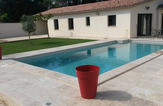At the foot of Ventoux, new air-conditioned gîte with private pool