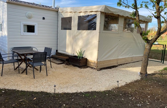 At the gateway to the Perigord and Lot regions, mobile home in a rural setting