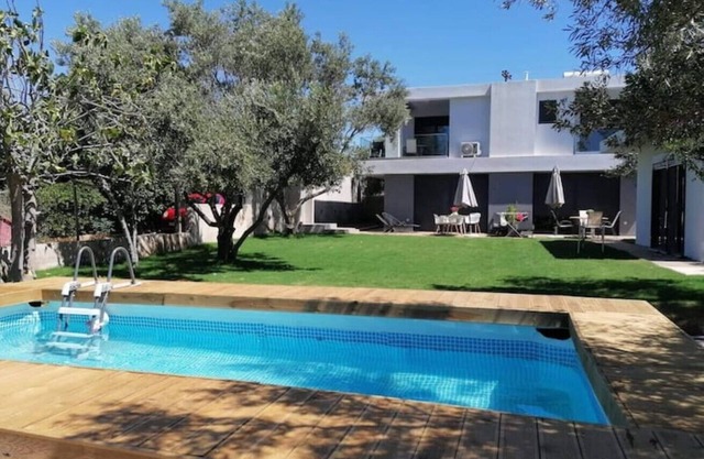 ATH Riviera 7BR Dreamhouse. Small pool. Seaview