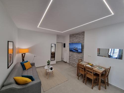 Athens Stylish Renovated 62sqm Apartment for Families & Couples with Balcony in Quiet Area near City Center