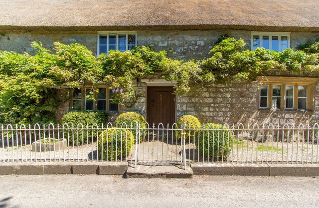Atherstone Farmhouse - thatched farmhouse sleeps 10 guests in 4 bedrooms