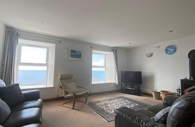 Atlantic View - Three Bedroom House, Sleeps 6