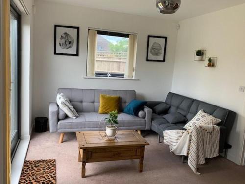 Atom, Large 4 to 5 Bed House in East London, Sleeps 12, Garden, Parking, ideal for Contractors, Large Groups, Travellers