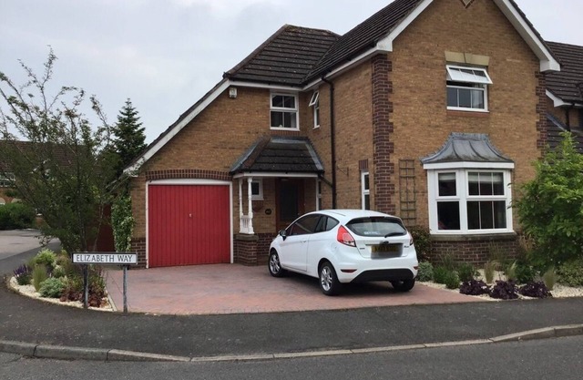 Attractive and modern detached house close to town centre