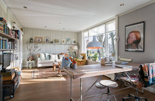 Attractive and spacious apartment with sunny roof terrace in near the beach