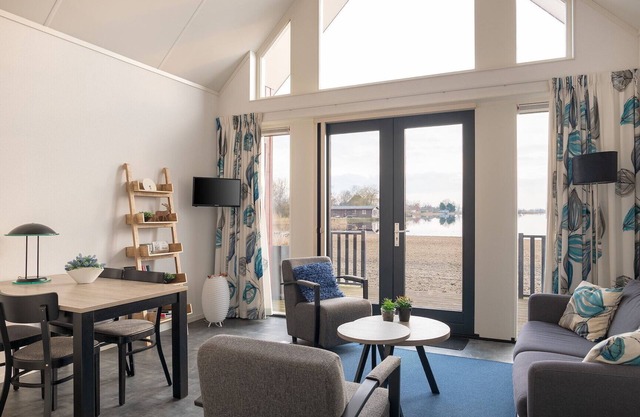 Attractive beach lodge for 4 people