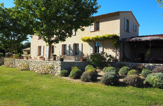 Attractive family home in the heart of Luberon for 10 people