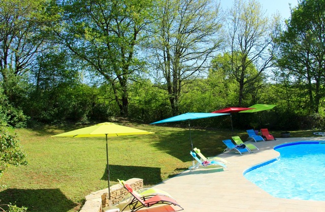 Attractive, fully-equipped gîte in a quiet, green setting near Sarlat. sleeps 4/6