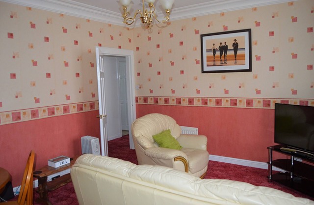 Attractive, Refurbished, Victorian Holiday Apartment in Central Kirkcaldy Fife