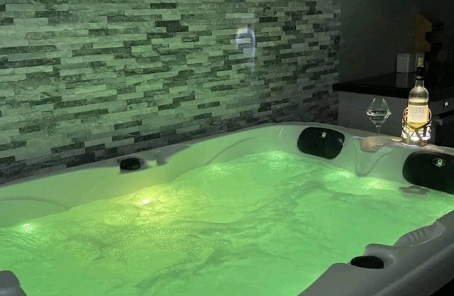 Attractive T2, jacuzzi and private parking