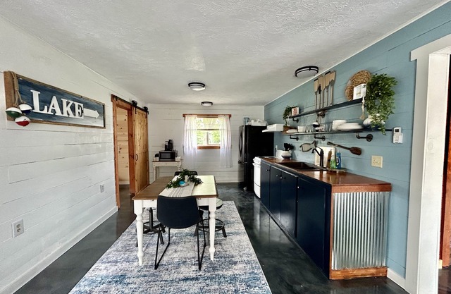 Atwood Lake family home. Pet friendly!