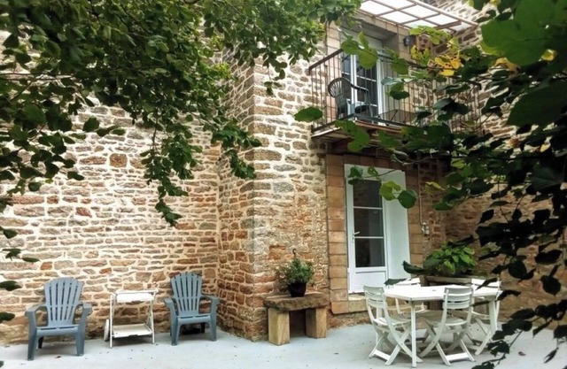 Atypical cottage by the stream - South Burgundy