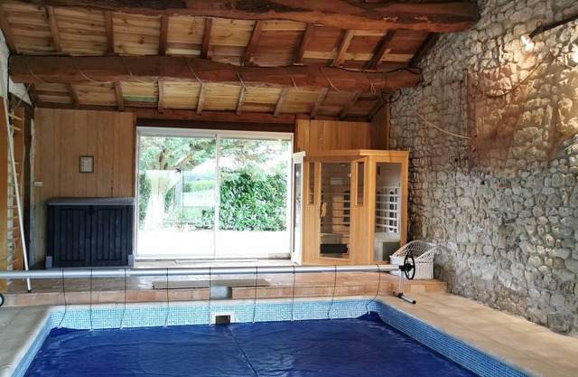 Atypical Charentais country house: Sauna and indoor pool