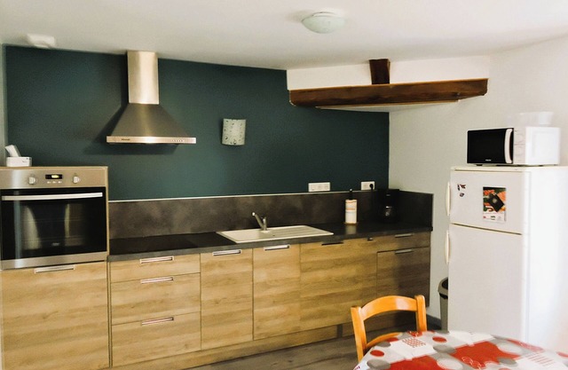 Atypical apartment in the heart of the village of Ars sur Formans, private parking space