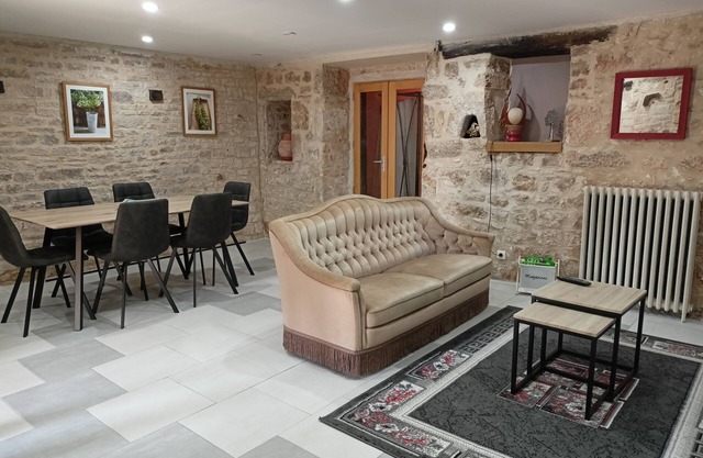 Atypical cottage for 6 people with swimming pool near Cahors