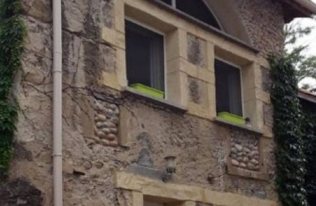 ATYPICAL HOUSE in the heart of the charming village of Mercurol