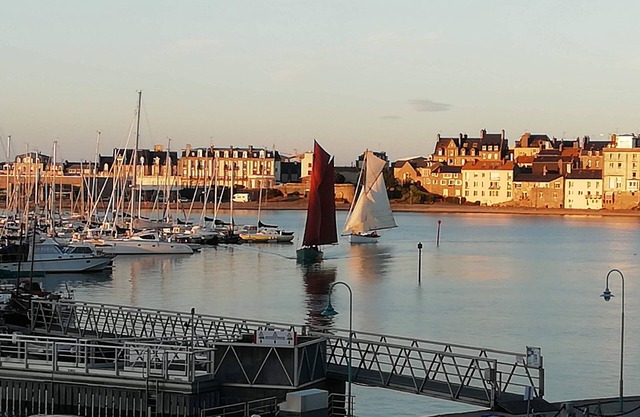 Au Bord de Mer - apartment on marina with balcony and sea view.