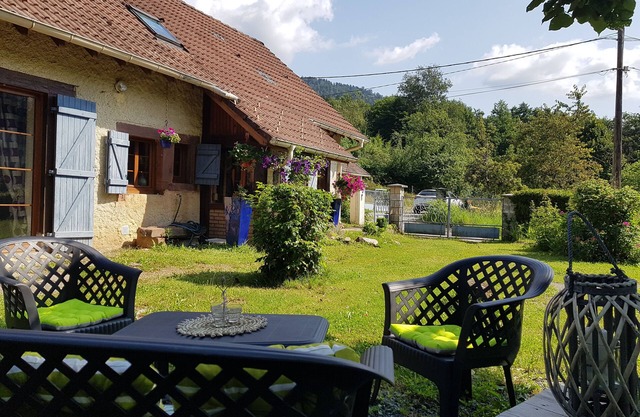 Au Chant des Oiseaux (4*), traditional farmhouse (sleeps 6) at the foot of the Vosges mountains