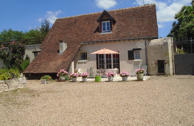 AU COEUR DES CHATEAUX DE LA LOIRE 18° 3* 5 people - enclosed wooded area