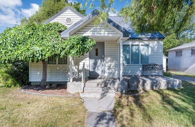 Aunt Mary's House 2-bedroom house with WiFi and window AC in delightful Rigby