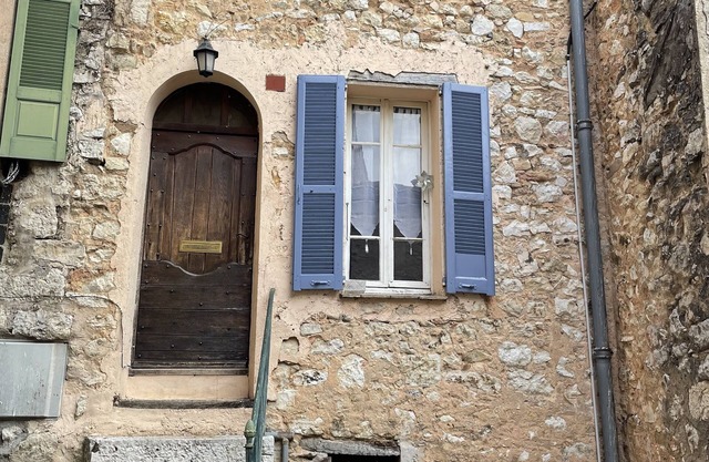 AUTHENTIC 3-ROOM APARTMENT IN THE HEART OF THE VILLAGE