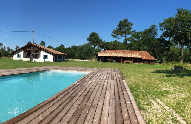 Authentic accommodation of the XXth century and all comfort (swimming pool, jacuzzi)
