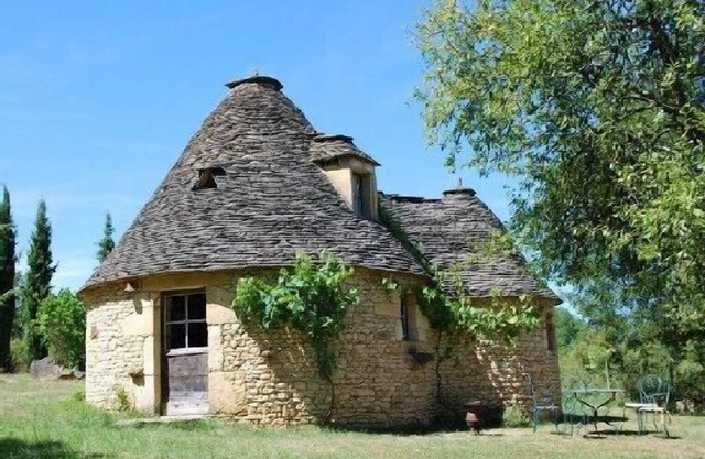 Authentic 'Borie of Le Cause' stone -built and roofed in Périgord Noir