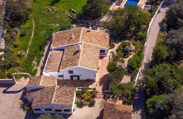 Authentic big quinta with swimming pool on large grounds.