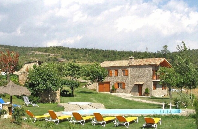 Authentic Catalan villa. A lovely pool, huge garden, terrace, BBQ, great view.