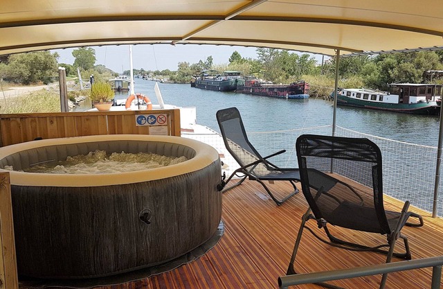Authentic, comfortable houseboat 2 steps from the ramparts