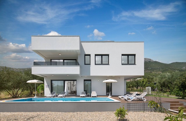 Authentic Contemporary Dalmatian Villa with the swimming pool – Villa Diana